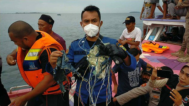 Máy bay rơi ở Indonesia: 10 đứa trẻ cùng cặp đôi vừa mới cưới trên chuyến bay định mệnh, thân nhân bàng hoàng đau đớn