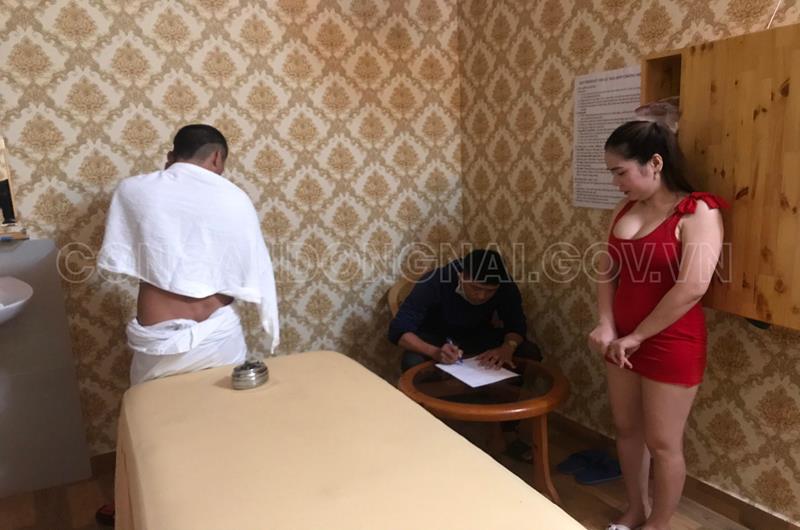 Bắt quả tang tiếp viên massage Mi Mi Ngọc kích dục cho khách: Hé lộ giá vé VIP