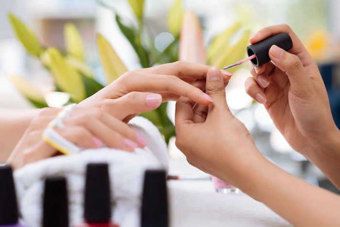 Làm nail quá nhiều khiến móng tay vàng khè dễ gãy, hãy cấp cứu bằng 4 mẹo sau