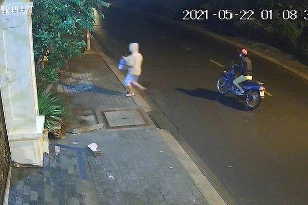 Vụ 2 người phụ nữ mang bé trai còn nguyên dây rốn bỏ lại ở bãi đất trống lúc nửa đêm: Một trong 2 người là mẹ ruột, bị trầm cảm và có hoàn cảnh khó khăn