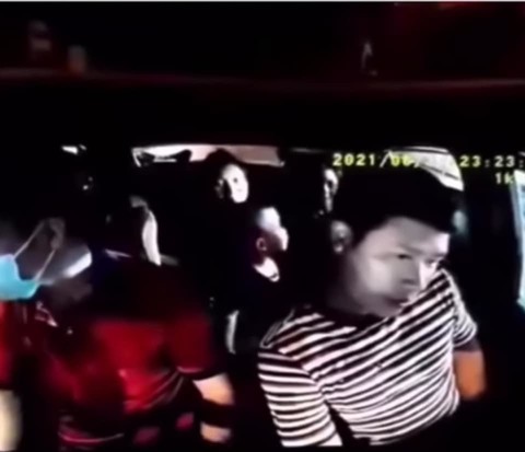 Gã đàn ông đánh tài xế taxi đổ máu đã đưa vợ con rời khỏi nơi tạm trú