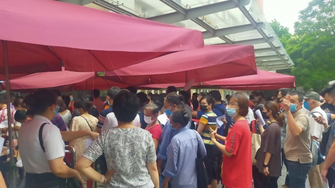 Bí thư Hà Nội chỉ đạo dừng ngay việc tiêm phòng lộn xộn, chen chúc