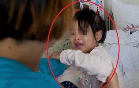 Cháu gái đang ngủ đột nhiên khóc lớn giữa đêm, bà nội dỗ dành, sáng hôm sau giấu con trai báo thẳng cho cảnh sát