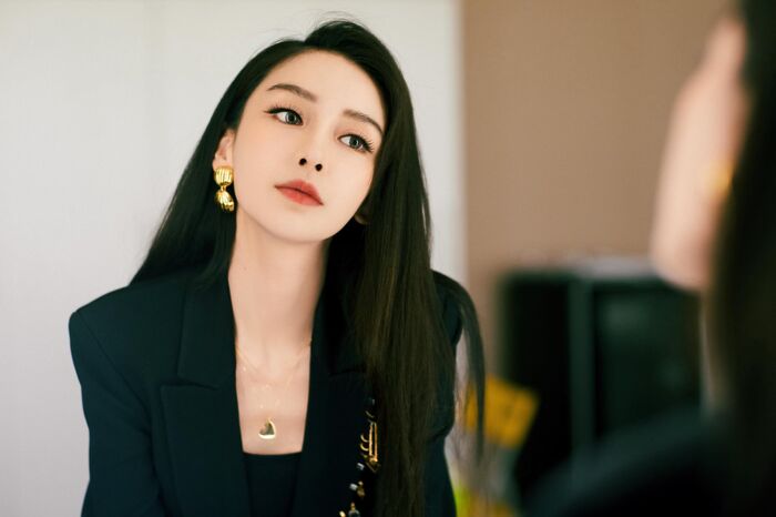 Angelababy khiến fan ná thở khi hóa nữ tổng tài đẹp không góc chết với suit đen quyền lực