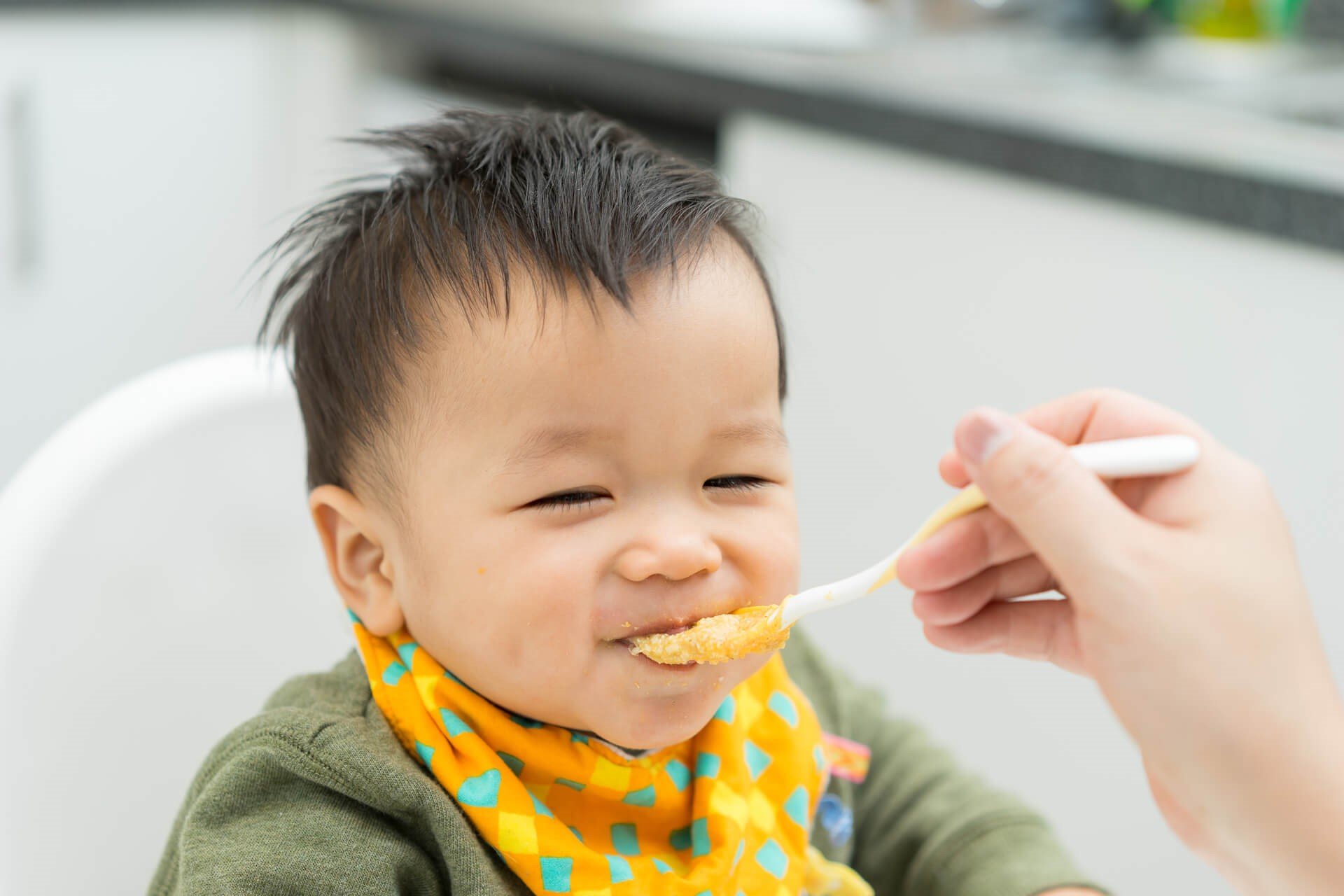 Cháo yến mạch trứng gà cho bé không ngán nếu mẹ nấu theo cách này!