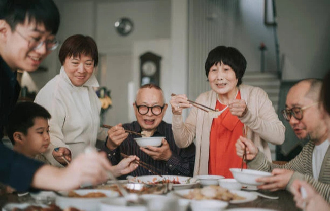 Bữa cơm gia đình chưa chắc giúp con hạnh phúc như mọi người vẫn nghĩ, lý do dưới đây sẽ khiến nhiều phụ huynh gật gù
