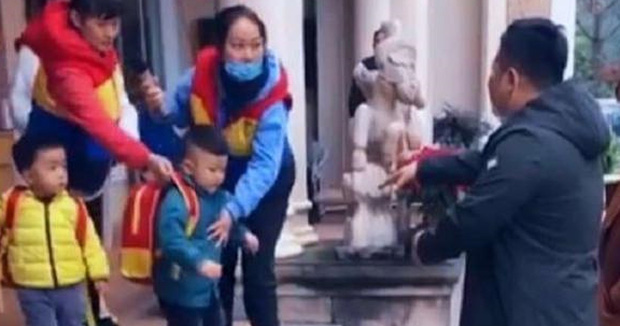 Người bố đến đón con trai sau giờ học nhưng cậu bé quyết không nhận cha, biết được lý do mà cha mẹ nào cũng xót