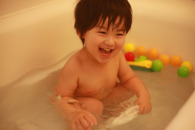 Đây mới là tần suất hợp lý nhất khi tắm cho trẻ vào mùa đông, đặc biệt bố mẹ nhất định cần chú ý 4 điều