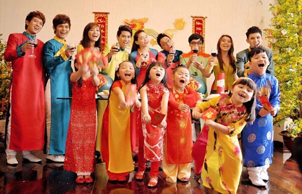 Cho trẻ mặc áo màu gì trong mùng 1 Tết 2022 để đem lại may mắn cho cả năm?