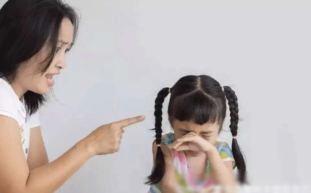 Con gái 5 tuổi lỡ tay đánh vỡ cốc sữa, mẹ liền mắng té tát, biết được nguyên nhân sau đó khiến mẹ hối hận không dứt