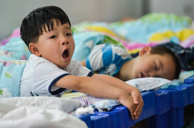 Ép con ngủ trưa suốt một năm nhưng đứa trẻ vẫn không lớn, người mẹ bị bác sĩ mắng vì điều này