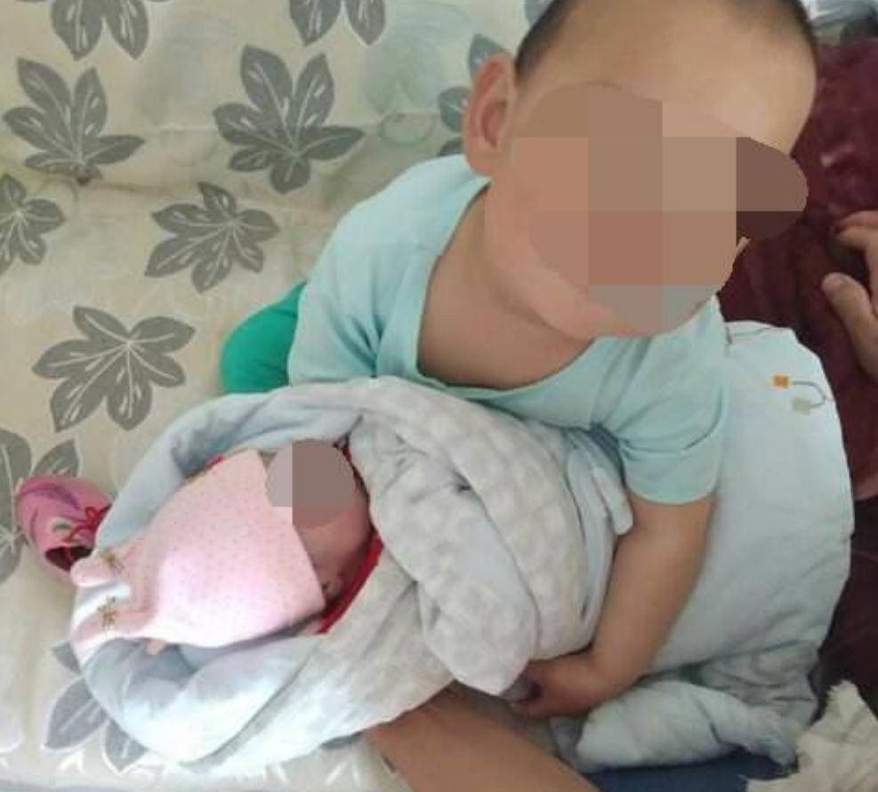 Mỗi khi anh trai bế, em gái đều khóc to: Nguyên nhân khiến người mẹ không ngừng tự trách