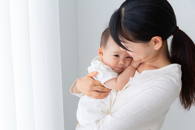 4 sự khác biệt giữa bé thường được mẹ bế và bé nằm một mình trên giường: Cha mẹ sẽ hiểu được tại sao việc tiếp xúc da lại cực kỳ quan trọng đối với trẻ đến vậy
