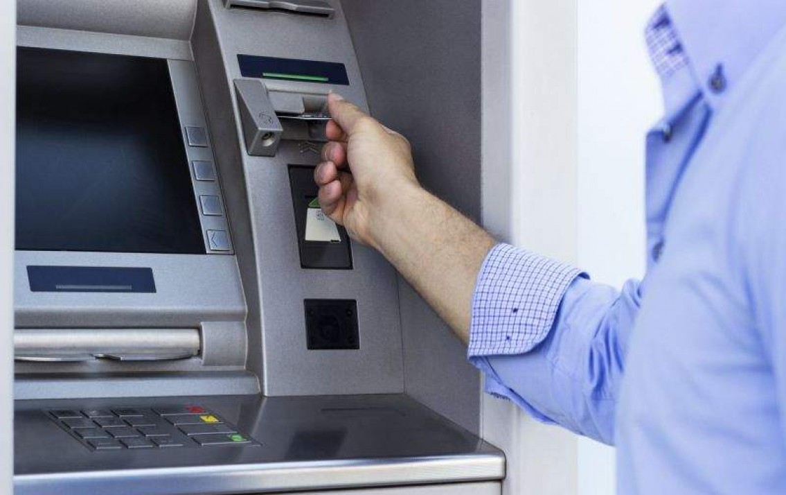 Muôn cảnh đàn ông bị vợ giữ lương: Từ thanh niên mới cưới đến giám đốc đi làm 17 năm
