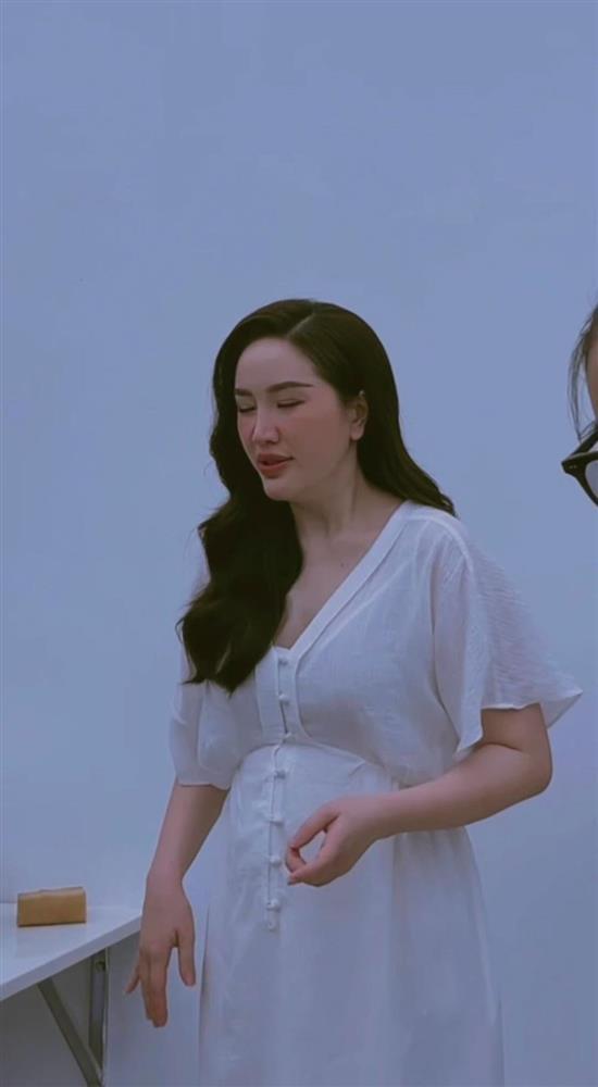 Bảo Thy lộ bụng lùm lùm, mặt sưng bất thường khiến fan nghi mang bầu lần 2