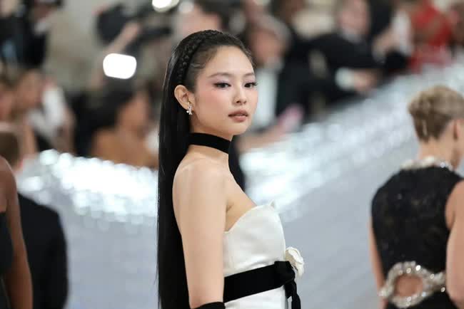 Mặt mộc của Jennie (BLACKPINK) trước khi xuất hiện tại Met Gala 2023 xuất sắc thế nào mà hút đến 2 triệu lượt xem?