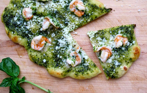 "Chiều con" với món Pizza tôm dứa sốt Pesto 