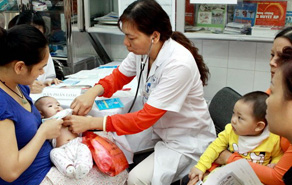 Hà Nội hết sạch vắc xin 6 trong 1, phụ huynh sốt ruột