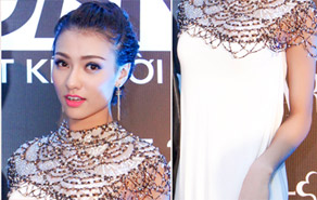 Hồng Quế "giấu eo" với đầm suông