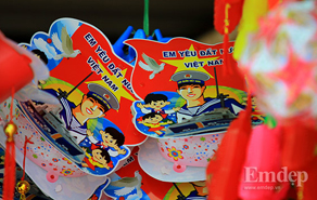 Đèn lồng "hướng về biển đảo" hút khách mùa Trung Thu 2014