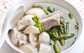 Ngày mưa, đổi món với canh rau muống khoai sọ nấu sườn 