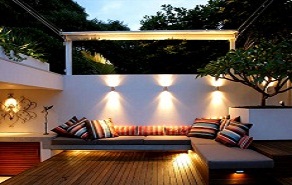 Patio đẹp lung linh nhờ đèn trang trí