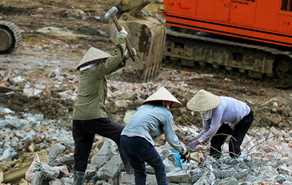 Những phụ nữ làm nghề nặng nhọc khiến  "mày râu" cũng "ngả mũ"