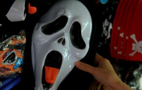 "Săn" đồ trang trí Halloween: Càng kinh dị càng hút khách