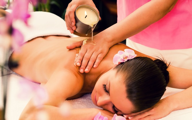 Spa tại nhà cực “chảnh” với nến massage từ bơ cacao