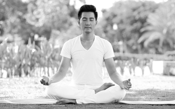 Nguyễn Phi Hùng duy trì sự tươi trẻ nhờ yoga