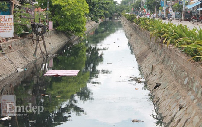 Người dân kêu trời với hai con kênh ô nhiễm nặng