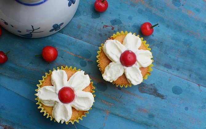 Bánh cupcake hoa điểm nét lãng mạn cho bếp bánh cuối tuần 