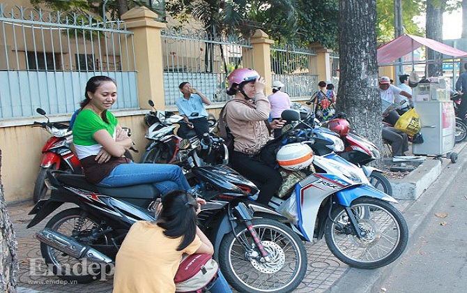 Ngày thi THPT Quốc gia đầu tiên: "Không gây áp lực cho con"