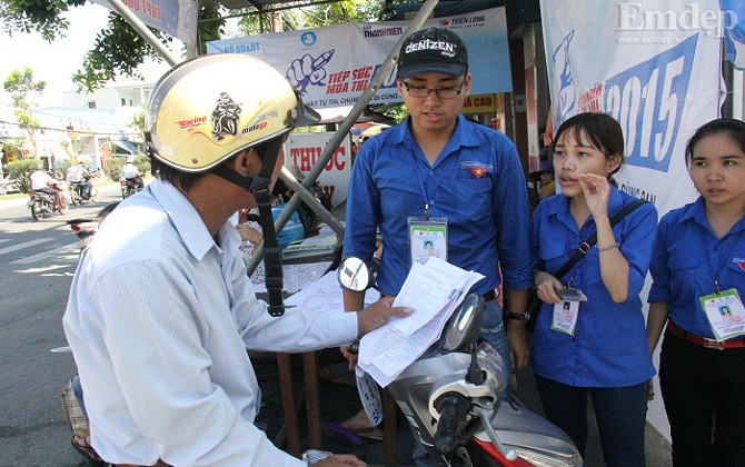 Hi hữu: “Đội nắng” cháy da, cha đi 50km về lấy thẻ dự thi cho con