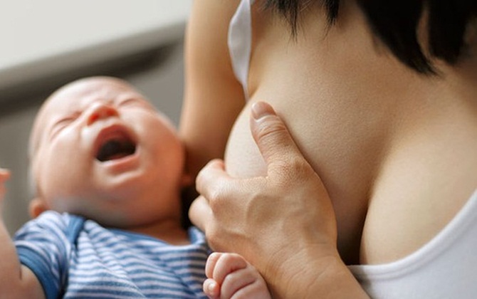5 mẹo giúp bé bú ngoan và không quấy khóc