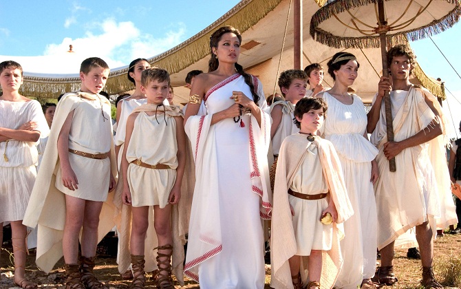 Hot News: Angelina Jolie hóa thân thành nữ hoàng Nga - Thành Long công bố thu nhập "khủng"