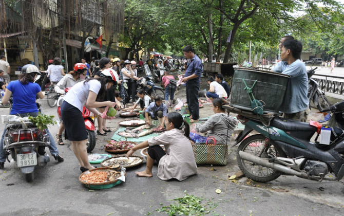 Dẹp chợ cóc: Khó làm triệt để vì bà nội trợ vẫn cần