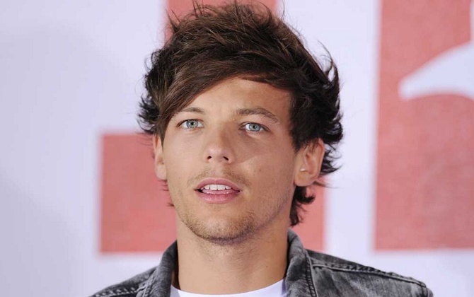 Fan One Direction "ăn mừng" vì Louis lên chức bố