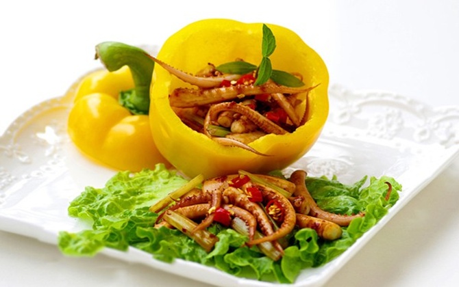 Giòn sần sật râu mực xào sa tế cay nồng