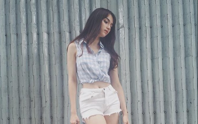 Street style sao Việt tuần qua: Sự thống trị của gam màu trắng- đen và chất liệu denim