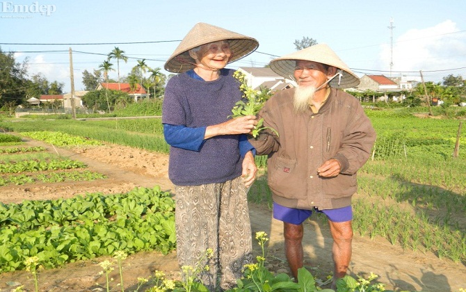 Ngưỡng mộ tình yêu của đôi vợ chồng 70 năm trồng rau