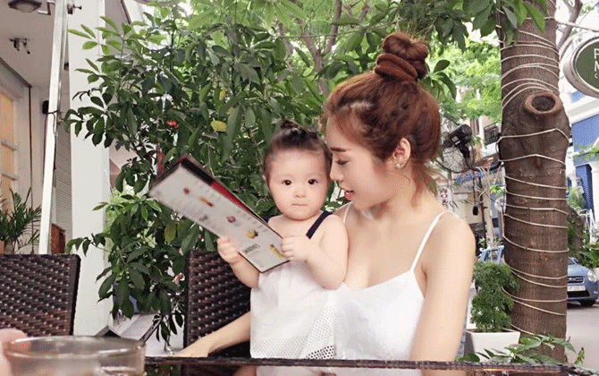 Ngắm "cô bé bán mì" siêu "kute" nhà Elly Trần