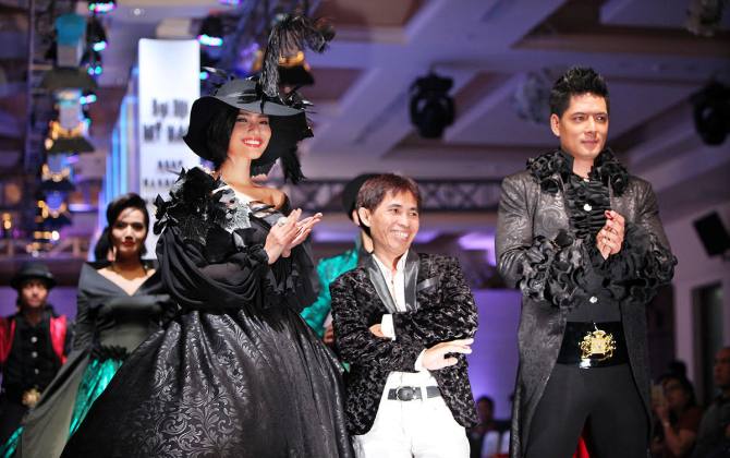 Bình Minh trở lại sàn catwalk, Trương Thị May diện váy cồng kềnh