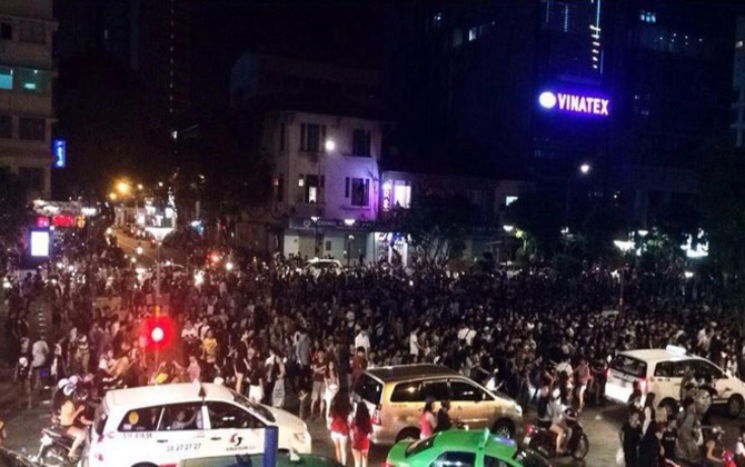 Phố đi bộ Nguyễn Huệ: Hai cô gái hẹn nhau giải quyết mâu thuẫn gây náo loạn