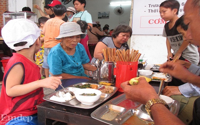 Tấm lòng thơm thảo với người nghèo ở quán cơm 2000 đồng