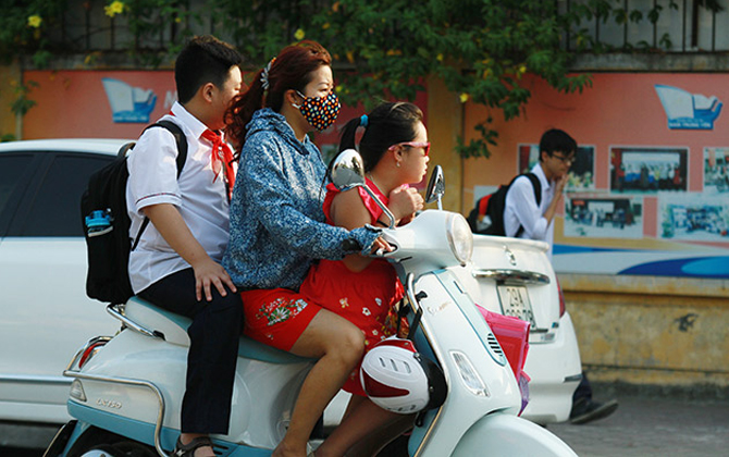 Đầu năm học mới, phụ huynh lại "quên" đội mũ bảo hiểm cho trẻ