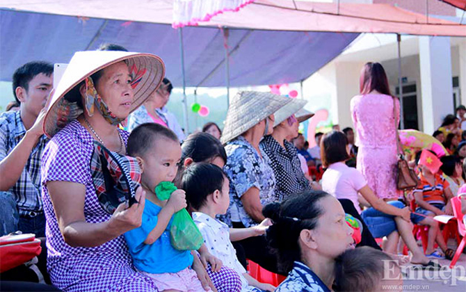 Lễ khai giảng ấm áp của con em công nhân nghèo