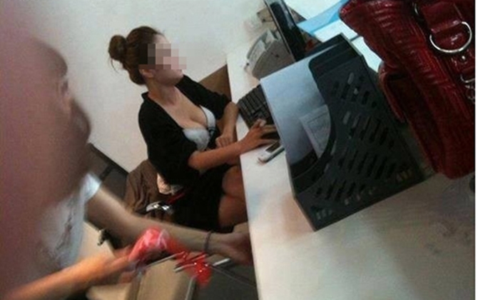 "Chỉ tại cái gầm bàn không có vách che!"