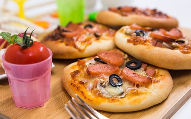 Tự làm mini pizza ngon hơn ngoài hàng