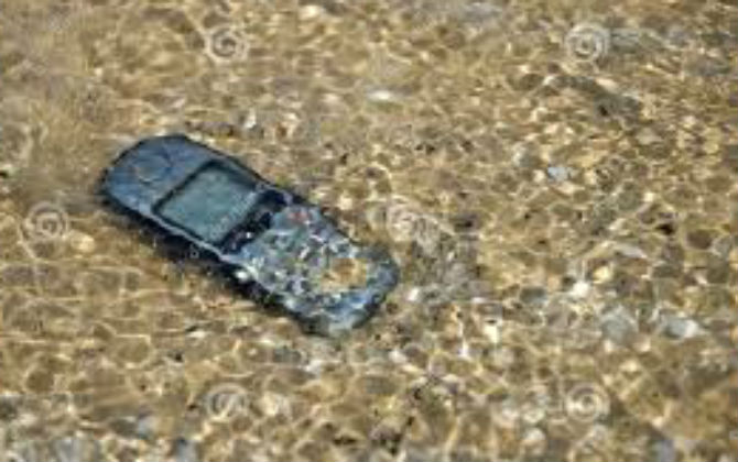 Bạn đã biết cách "cứu" điện thoại khi rơi xuống nước?